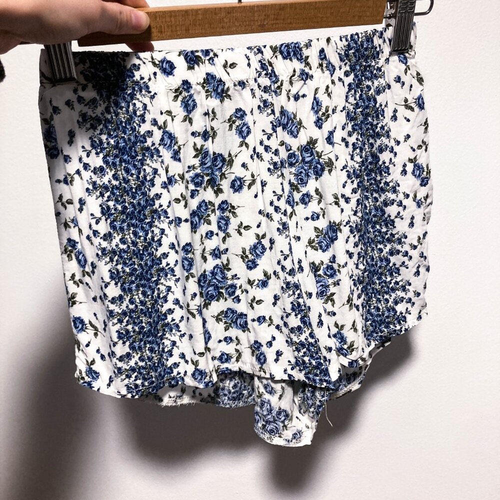Brandy Melville Blue Floral Shorts - Picture 4 of 12